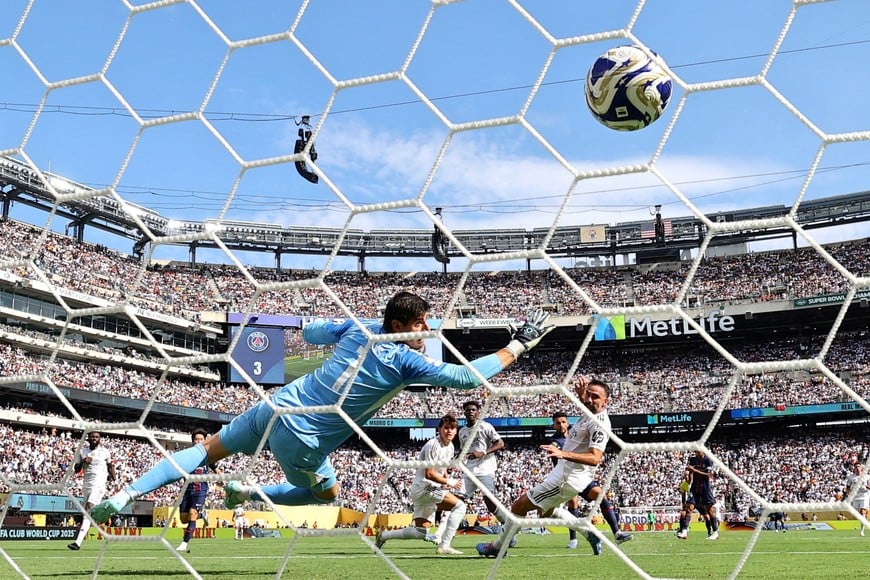 Soccer Football - FIFA Club World Cup - Semi Final - Paris St Germain v Real Madrid - MetLife Stadium, East Rutherford, New Jersey, U.S. - July 9, 2025
Paris St Germain's Goncalo Ramos scores their fourth goal past Real Madrid's Thibaut Courtois REUTERS/Kai Pfaffenbach     TPX IMAGES OF THE DAY