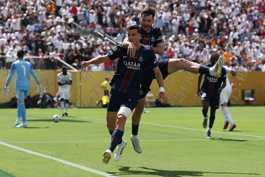 Soccer Football - FIFA Club World Cup - Semi Final - Paris St Germain v Real Madrid - MetLife Stadium, East Rutherford, New Jersey, U.S. - July 9, 2025 
Paris St Germain's Fabian Ruiz celebrates scoring their first goal with Khvicha Kvaratskhelia REUTERS/Amanda Perobelli
