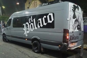 El fuerte impacto provocó daños visibles en la parte trasera del vehículo.