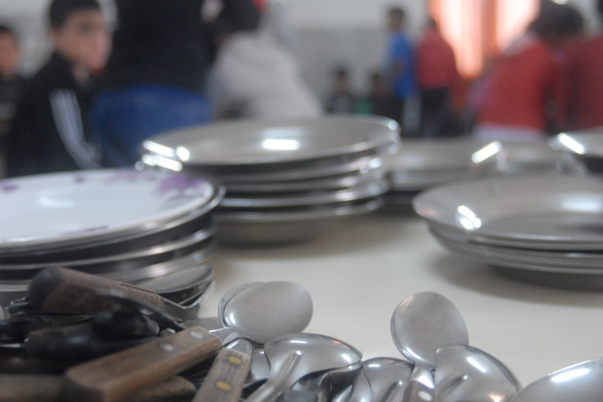 La asistencia escolar se vincula con una menor incidencia de inseguridad alimentaria, no sólo por el acceso a comedores escolares, sino también por la integración a redes de cuidado y contención social, advierte el informe de la UCA. Crédito: Archivo/Flavio Raina.