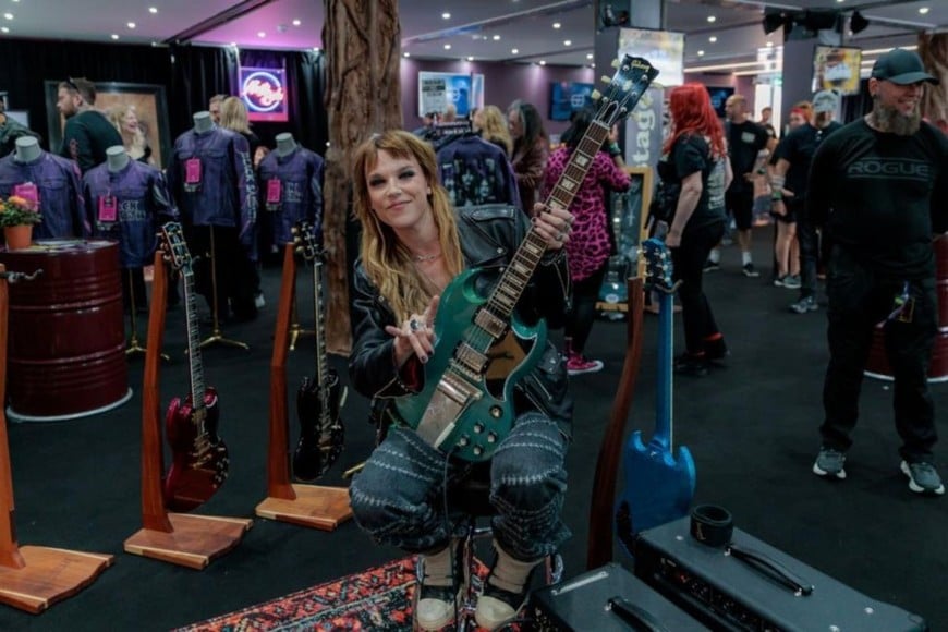 Gibson en la despedida de Black Sabbath (“Back To The Beginning”): Lzzy Hale, de Halestorm, probando una Gibson SG entre bastidores.