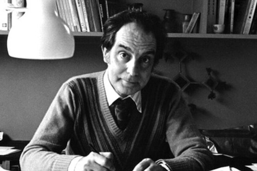 Italo Calvino (1923-1985), periodista y escritor italiano, autor principalmente de cuentos y novelas. Entre sus obras cabe citar "Las cosmicómicas" (1965), "Ciudades invisibles" (1972) y "Si una noche de invierno un viajero" (1979).