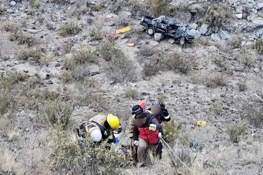 Uno de los pasajeros salió despedido de la camioneta