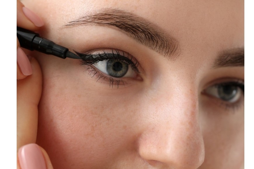 Delineado doble resaltando la mirada con trazos precisos.