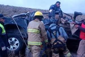 Una de las víctimas tuvo que ser rescatada del interior del vehículo