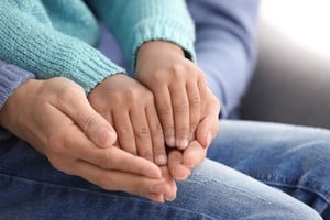 Quienes deseen iniciar el trámite deberán completar el Formulario F1 con sus datos personales y enviarlo por correo electrónico a la sede correspondiente.