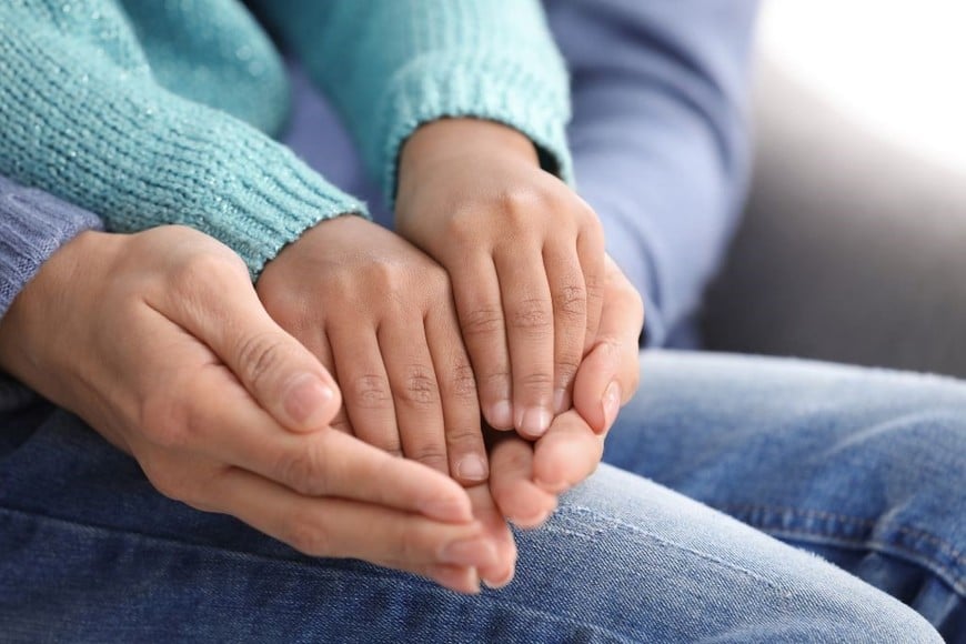 El proceso incluye vinculación, guarda preadoptiva y finalmente la adopción plena.