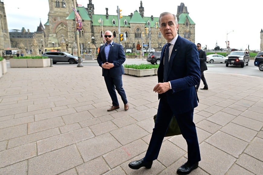 Canada's Prime Minister Mark Carney walks into his office after the Liberal Party staged a major political comeback to retain power in parliamentary elections, in Ottawa, Ontario, Canada April 29, 2025. REUTERS/Jennifer Gauthier