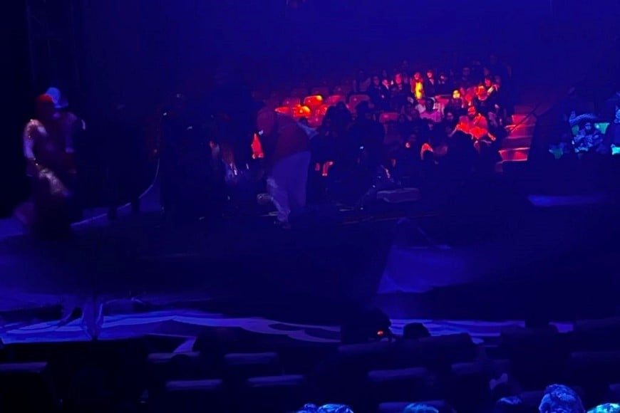 Flavio Mendoza durante su show. Se golpeó la cabeza, lo inmovilizaron y trasladaron a un hospital.