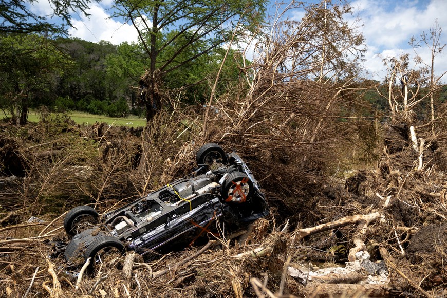 (250712) -- HOUSTON, 12 julio, 2025 (Xinhua) -- Imagen del 11 de julio de 2025 de un vehículo volcado entre árboles caídos, en Hunt, Texas, Estados Unidos. El presidente de Estados Unidos, Donald Trump, visitó el centro de Texas el viernes, respondiendo una vez más a las críticas a su política y a la respuesta federal a las graves inundaciones del 4 de julio, que dejaron al menos 121 muertos y más de 150 desaparecidos. (Xinhua/Nick Wagner) (jg) (da)