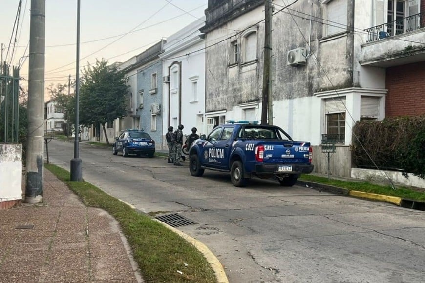 En el allanamiento en barrio Siete Jefes se secuestraron moto partes sin numeración visible.