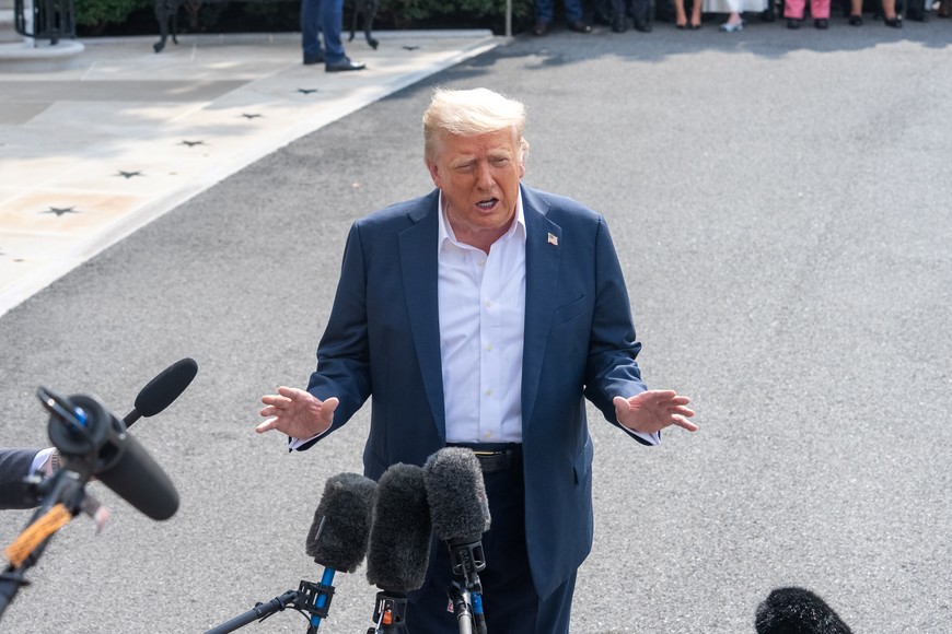 (250711) -- WASHINGTON, 11 julio, 2025 (Xinhua) -- El presidente estadounidense, Donald Trump, habla ante la prensa previo su partida hacia Texas, en la Casa Blanca, en Washington, D.C., Estados Unidos, el 11 de julio de 2025. No forma parte de la agenda de la Casa Blanca abolir la Agencia Federal para el Manejo de Emergencias, indicó una fuente oficial citada el viernes por The Washington Post, mientras el presidente estadounidense, Donald Trump, viaja a Texas para observar los efectos de las letales inundaciones de la semana pasada. (Xinhua/Hu Yousong) (rtg) (ra) (vf)