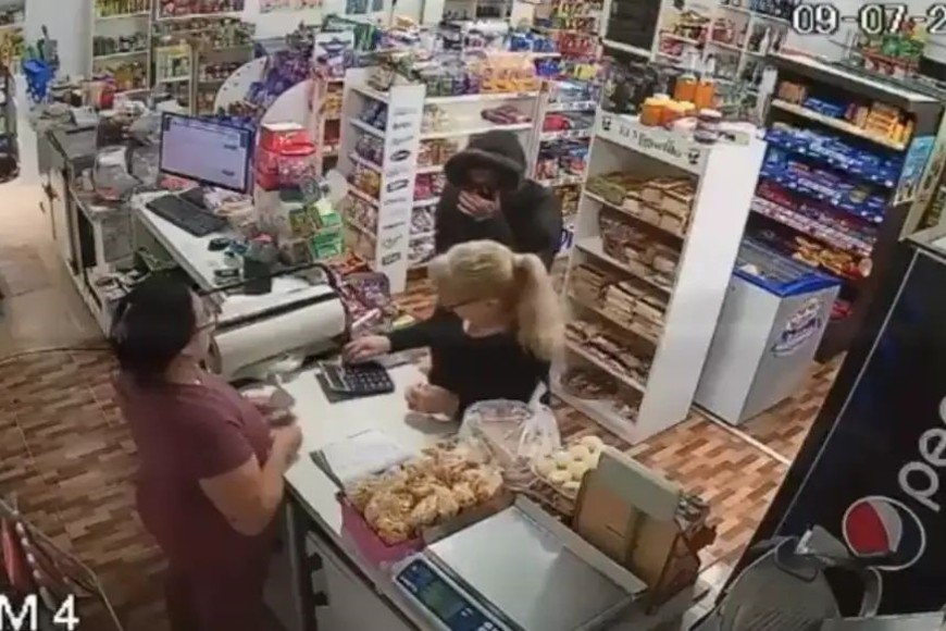 En el local de calle San Martín al 1400, el ladrón actuó a los gritos y armado con un cuchillo; intimidó a la mujer que atendía y se llevó la recaudación del día.