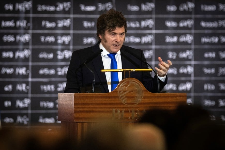 (250711) -- BUENOS AIRES, 11 julio, 2025 (Xinhua) -- Imagen del 10 de julio de 2025 del presidente argentino, Javier Milei, hablando durante el acto por el 171 aniversario de la Bolsa de Comercio de Buenos Aires, en la ciudad de Buenos Aires, capital de Argentina. (Xinhua/Martín Zabala) (mz) (rtg) (ra) (vf)