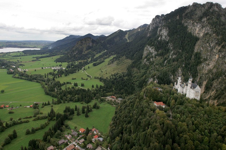 an aerial view shows the south bavarian castle neuschwanstein near schwangau, about 120 km (75 miles) south of munich, october 4, 2006. neuschwanstein castle, one of the most popular destinations in europe was built by king ludwig ii in 1869. the medieval architecture was a homage to the operas of german composer richard wagner. when ludwig ii died in 1886, the castle was still not complete. about 4,000 tourists visit the castle every day, 1.3 million people a year.   reuters_alexandra beier (germany) alemania castillo de neuschwanstein alemania munich