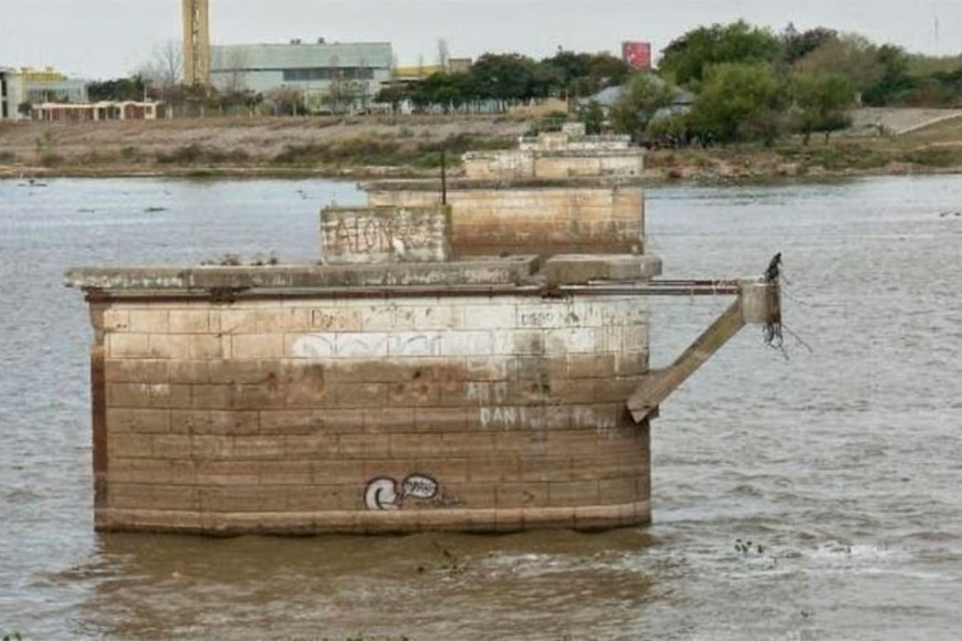 Pilares sobre la laguna Setúbal en estado de abandono. Se suele creer erróneamente que por las vías que ellos sostenían se llegaba al puerto de Colastiné.