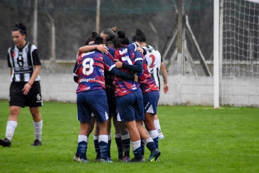 Festejos. Dos goles y una muy buena actitud de las chicas que dirige Poccia.