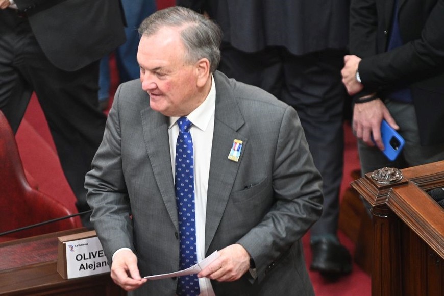 Las dos novedades de la mañana del 14 de julio en una misma imagen. El liderazgo del senador por San Cristóbal Felipe Michlig (a quien el gobernador Maximiliano Pullaro le dio un fuerte abrazo antes de izar la bandera) que fue electo por muy amplio margen presidente de los 68 convencionales que juraron., Atrás, la banca vacía de Alejandra "Locomotora" Oliveras, que debió ser hospitalizada de urgencia. Foto: Flavio Raina