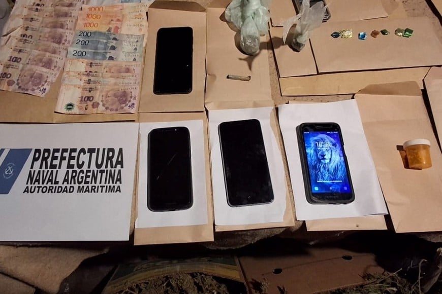 Los agentes también hallaron teléfonos celulares, una balanza de precisión, dinero en efectivo y otros objetos de interés.
