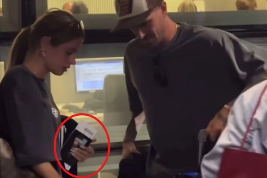 La pareja fue fotografiada en el aeropuerto de Madrid cargando sus valijas.