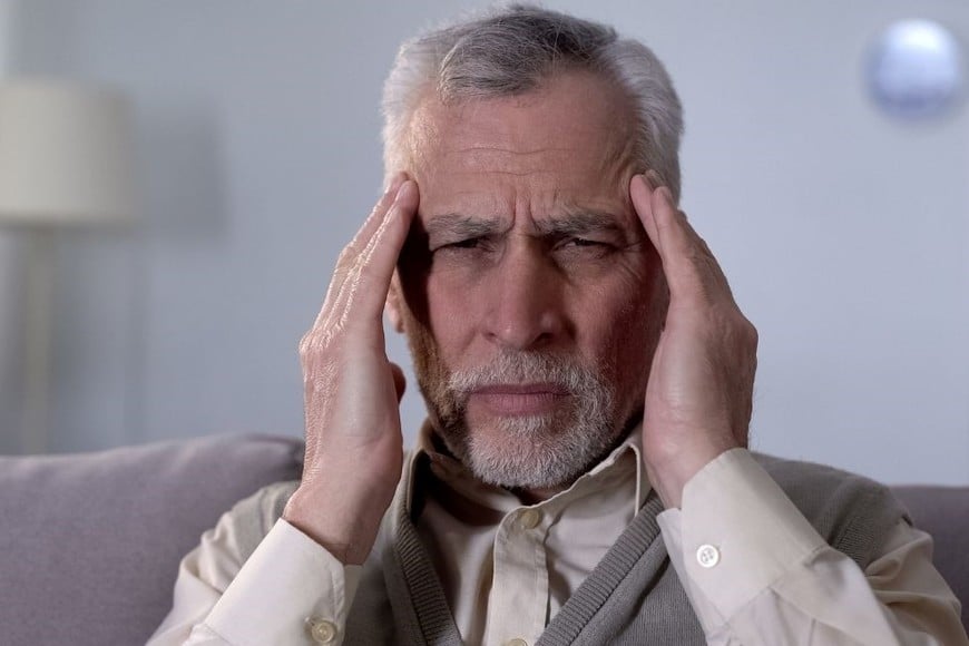 Uno de los síntomas dolor de cabeza intenso y sin causa