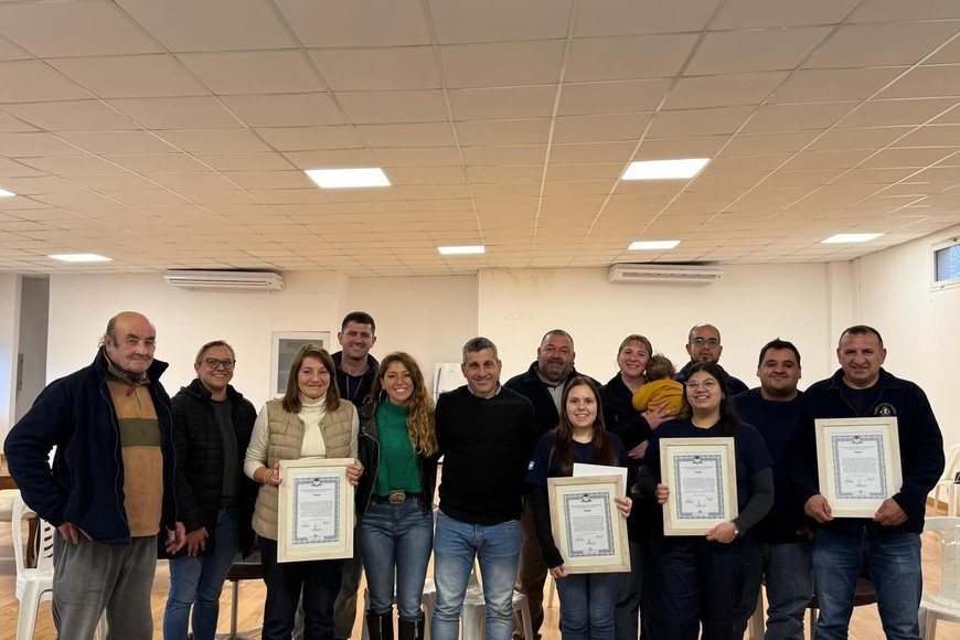 Entrega de distinciones a bomberos voluntarios por su servicio en emergencias.