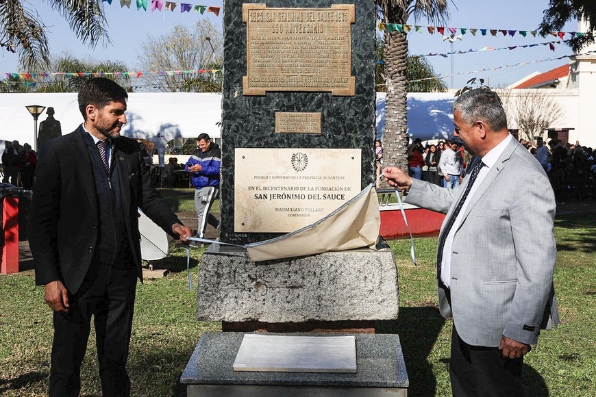 Maximiliano Pullaro junto a Daniel Ríos, este domingo en San Jerónimo del Sauce.