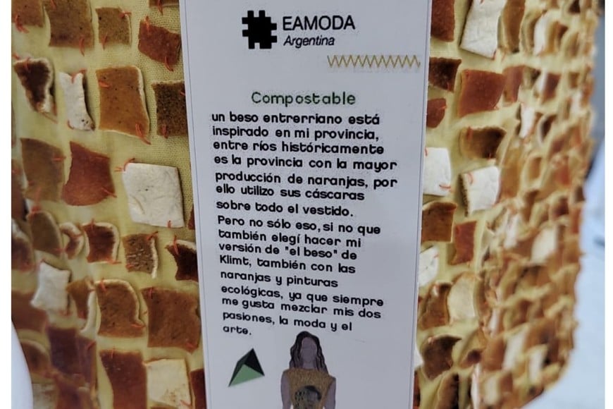 Detalle del mosaico hecho con cáscaras de naranja reutilizadas.