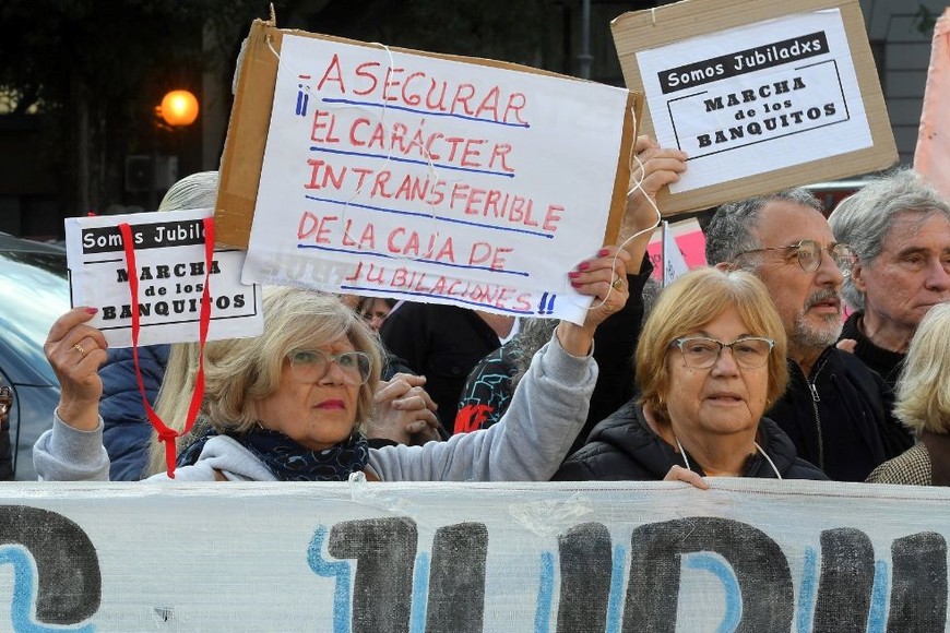 El sostenimiento de la Caja de Jubilaciones en la órbita de la provincia es uno de los temas incluidos en el debate de la reforma constitucional, y un reclamo que llegó a la explanada de la Legislatura. Créditos: Guillermo Di Salvatore