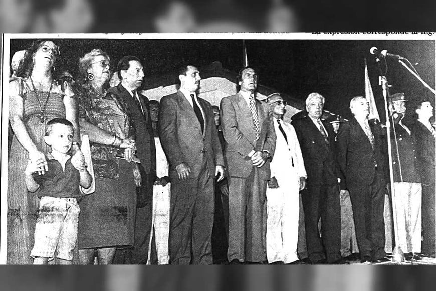 Las autoridades provinciales y municipales junto a la familia de Muttis, en el acto de inauguración.