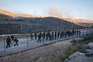 Policías fronterizos israelíes patrullan cerca de la línea de alto el fuego entre los Altos del Golán, territorio ocupado por Israel, y Siria, en medio del conflicto que se desarrollaban en las zonas drusas de Siria, en Majdal Shams, el 16 de julio de 2025. Crédito: REUTERS/Ammar Awad