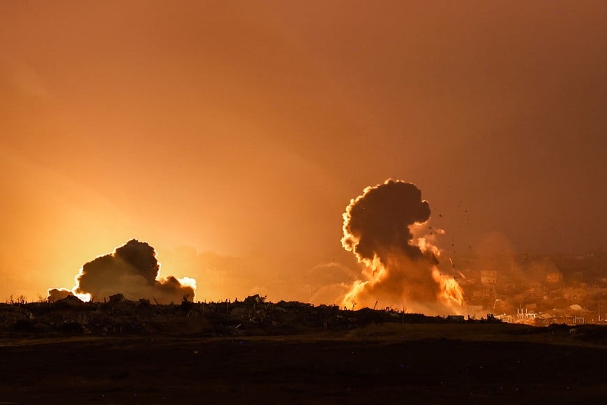 Smoke rises in Gaza after Israeli airstrikes as seen from the Israeli side of the Israel-Gaza border, July 16, 2025. REUTERS/Amir Cohen