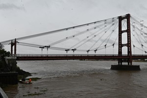 El robo tuvo lugar a mitad de camino, sobre el Puente Colgante. Foto: Archivo