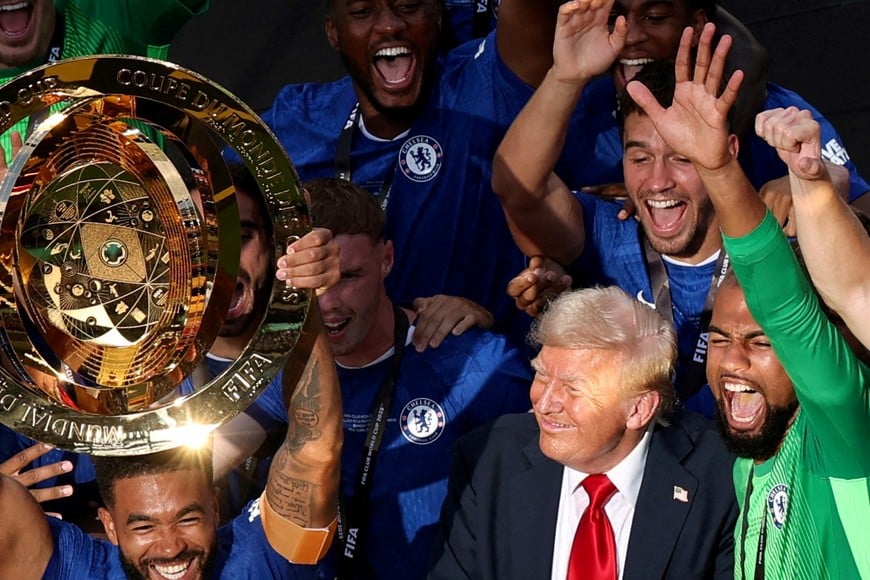 Soccer Football - FIFA Club World Cup - Final - Chelsea v Paris St Germain - MetLife Stadium, East Rutherford, New Jersey, U.S. - July 13, 2025
Chelsea's Reece James lifts the trophy as he celebrates with teammates after winning the FIFA Club World Cup as U.S. President Donald Trump looks on REUTERS/Amanda Perobelli