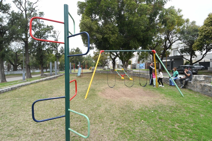 Las familias continúan visitando el lugar. Foto: Manuel Fabatía