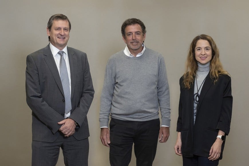 Santiago Mignone, titular de Idea; Mariano Bosch, presidente del 61° Coloquio y Luciana Paoletti, directora ejecutiva de Idea. El trabajo de 50 CEOS y técnicos de las principales empresas del país, se expondrá en Mar del Plata en octubre.