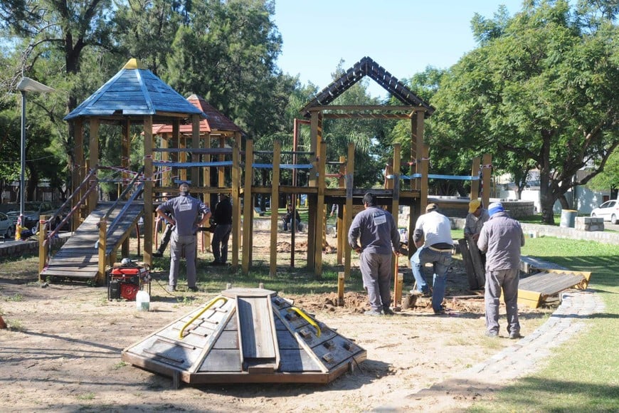 Personal municipal interviniendo en el parque.