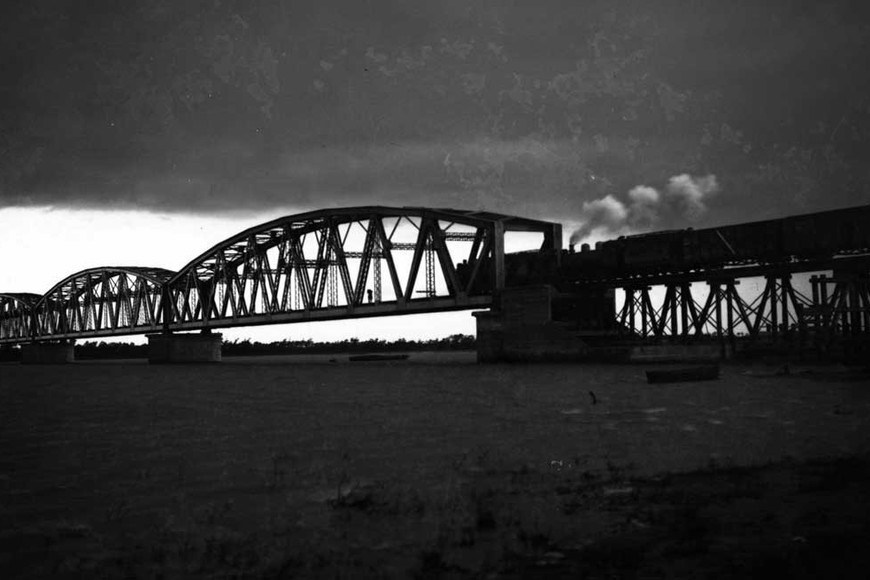 El viejo puente ferroviario que cruzó la Setúbal a la altura de lo que hoy es el faro. Solo quedaron sus pilotes.