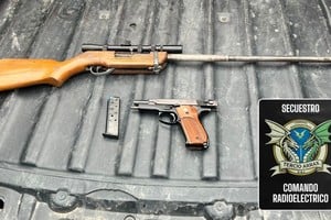 Se trata de una pistola calibre 9 milímetros y una carabina calibre .22 con mira telescópica.