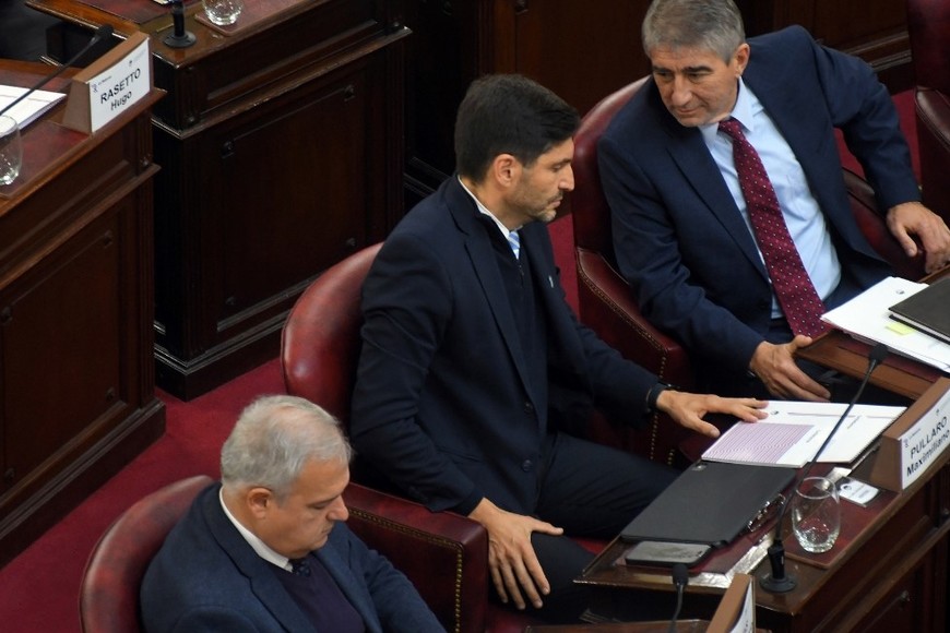 Convención Constituyente. Sesión del 16 de julio de 2025, Maximiliano Pullaro entre Pablo Farías y Fabián Bastía. Crédito: Guillermo Di Salvatore.