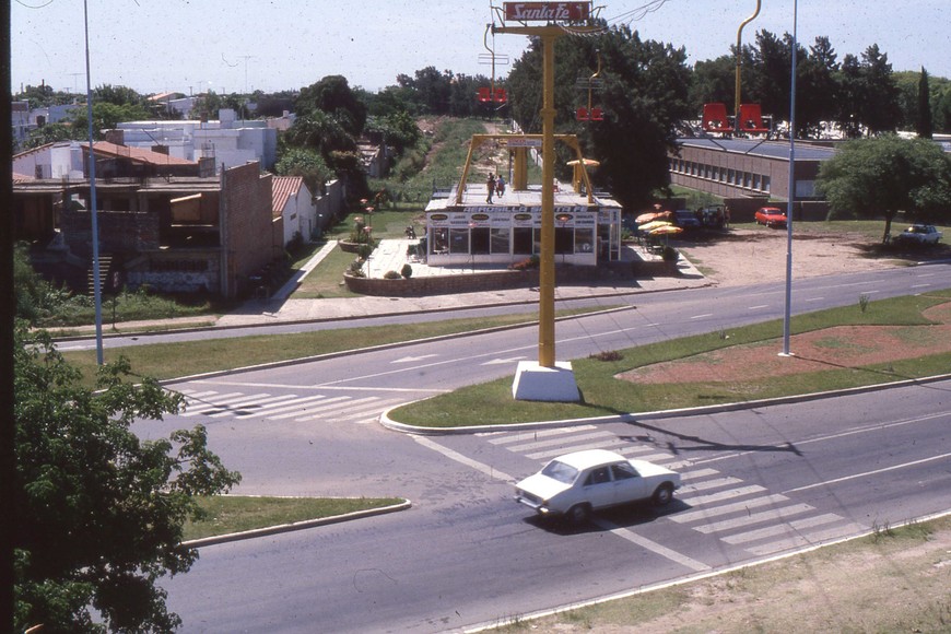 Una foto histórica sacada desde la aerosilla con vistas al oeste, lo que hoy es el paseo Muttis.