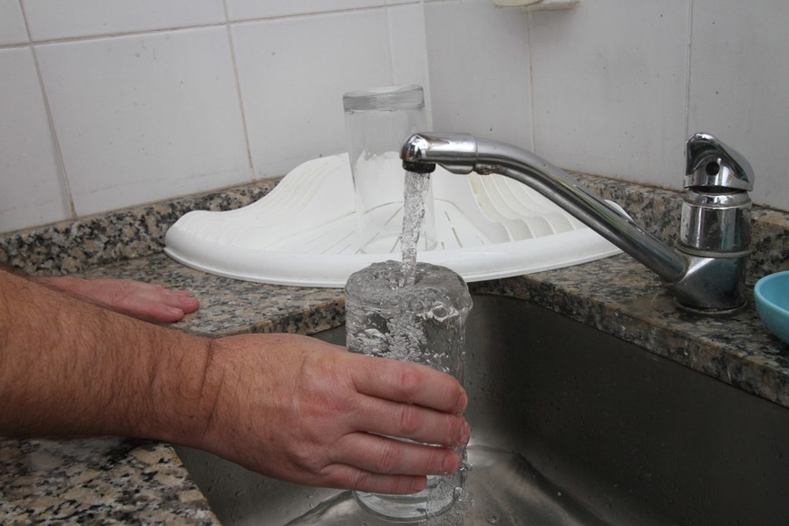 El acceso al agua segura y su protección es uno de los artículos que se busca incluir en el nuevo texto de la Constitución de la provincia de Santa Fe. Crédito: Manuel Fabatía