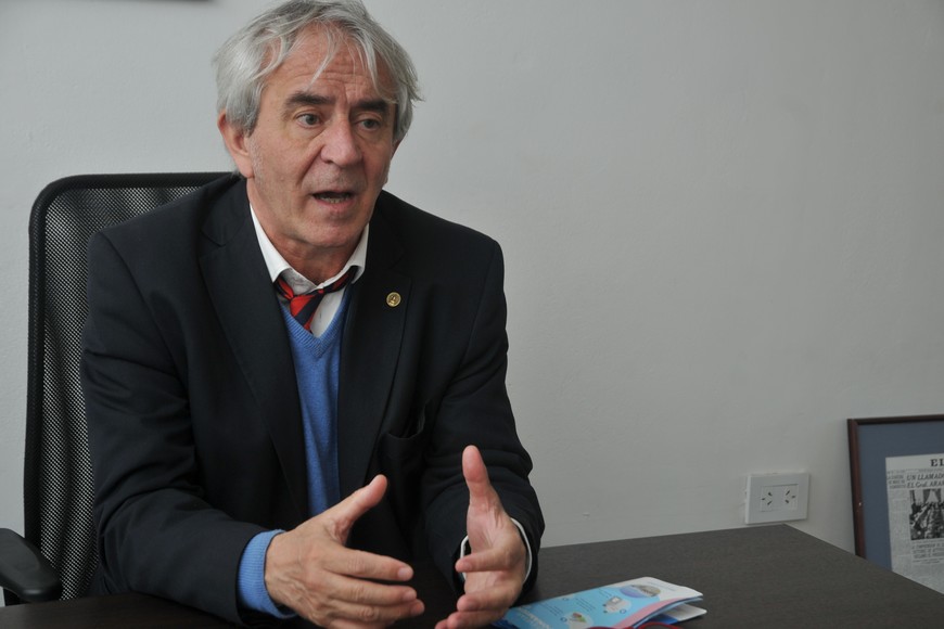 Anibal Faccendini viene impulsando el derecho al agua desde el anterior intento de reforma constitucional que llevó adelante el ex gobernador Miguel Lifschitz. Ahora propone la inclusión de dos artículos en el nuevo texto que está en debate. Crédito: Archivo/Luis Cetraro