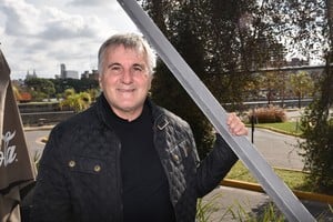 Claudio Gugnali y esa ligazón eterna con Santa Fe. "Veo el 342 en el celular y atiendo porque sé que es de Santa Fe", es una de sus frases de cabecera . Crédito: Flavio Raina