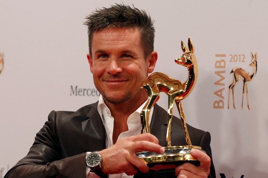 FILE PHOTO: Austrian space jumper Felix Baumgartner poses with his trophy after the 64th Bambi media awards ceremony in Duesseldorf November 22, 2012. Every year, the German media company 'Hubert Burda Media', honors celebrities from the world of entertainment, literature, sports and politics with the Bambi awards. REUTERS/Ina Fassbender /File Photo