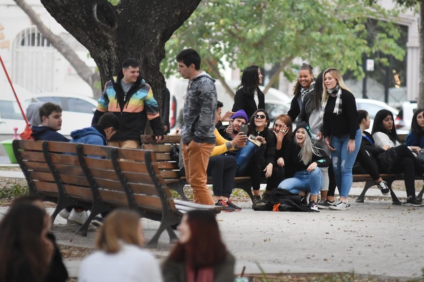 Jóvenes celebran el Día del Amigo en la Plaza Pueyrredón.
