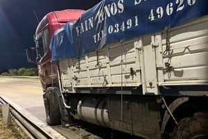 El vehículo de gran porte quedó detenido en el carril rápido,