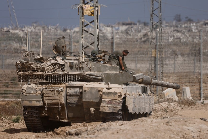 FILE PHOTO: An Israeli tank stands on the Israel-Gaza border, amid the ongoing conflict between Israel and Hamas, in Israel, May 27, 2025 REUTERS/Amir Cohen/File Photo