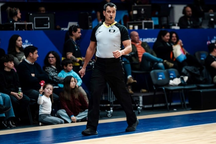 Fernández sigue representando al país en los eventos más exigentes del básquet.