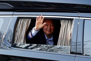 Ousted former South Korean President Yoon Suk Yeol gestures from a vehicle, as he returns to his former residence in an apartment complex in Seoul, South Korea, April 11, 2025. REUTERS/Kim Soo-hyeon     TPX IMAGES OF THE DAY